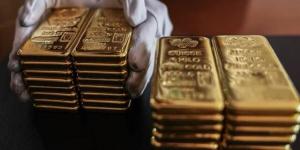 الذهب يهبط متأثرًا بارتفاع الدولار وتراجع توقعات خفض الفائدة
