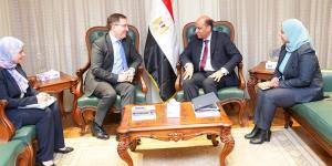 وزير العمل يلتقي سفير المملكة المتحدة بالقاهرة لبحث تعزيز التعاون في التدريب المهني وتشغيل الشباب وتمكين المرأة