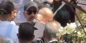 أبرزهم
      كريم
      عبد
      العزيز..
      نجوم
      الفن
      يواسون
      منة
      شلبي
      في
      جنازة
      والدها