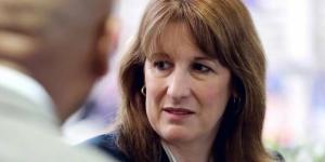 عجز
      ميزانية
      بريطانيا
      يهبط
      لأدنى
      مستوى
      في
      3
      سنوات