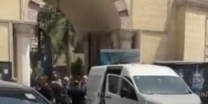 بعد
      المسرح
      القومي..
      جثمان
      عبد
      الرحمن
      أبو
      زهرة
      يمر
      من
      أمام
      مسجد
      الحسين