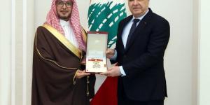 الرئيس اللبناني يقلّد السفير السعودي وليد بخاري وسام الأرز الوطني تقديرًا لجهوده الدبلوماسية