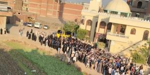تشييع
      جنازة
      ملك
      ضحية
      التسمم
      بالشرقية