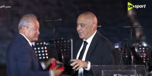 محمد يحيى لطفي يهدي نجيب ساويرس قميص منتخب مصر في كأس العالم بحفل راعي الدوري