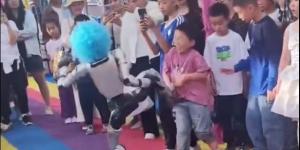 بالفيديو| روبوت يركل طفلاً في بطنه خلال عرض في الصين