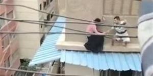 فيديو يحبس الأنفاس.. مصري ينقذ سودانية قبل انتحارها من الطابق الرابع بالقاهرة