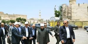 رئيس
الوزراء
يتفقد
أعمال
ترميم
وإعادة
إحياء
مسجد
المسبح
والمنطقة
المحيطة
به
المواجهة
لمنطقة
السيدة
عائشة