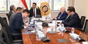 وزير
      الصناعة
      يلتقي
      رئيس
      جمعية
      رجال
      الأعمال
      المصريين
      الأفارقة
      لبحث
      سبل
      تعزيز
      التعاون
      الصناعي