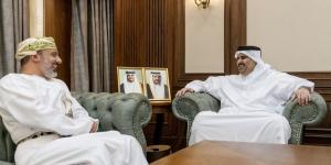 الرئيس التنفيذي للمؤسسة القطرية للإعلام يجتمع مع السفير العماني