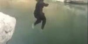 بعد
      رفض
      أسرتها
      خطبتها..
      فتاة
      تنهي
      حياتها
      بالقفز
      من
      أعلى
      كوبري
      قصر
      النيل