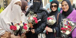 أمهات
الشرقية
يستقبلن
أبنائهن
بالورود
والشوكولاته
عقب
انتهاء
امتحانات
الإعدادية
