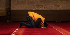 أمين
الفتوى
يوضح
حكم
الصلاة
بالقراءة
من
المصحف
والهاتف
وضوابط
الدعاء
المكتوب