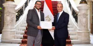 «تعزيز
الأمن
الصحي
بالقارة
الأفريقية»..
وزير
الخارجية
يلتقي
الوفد
الطبي
المصري
العائد
من
تنزانيا
وكينيا|صور