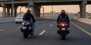 لحظات مرعبة وثقتها الكاميرات.. مصرع شابين إثر تصادم دراجتين ناريتين بمصر واشتعال النيران بهما