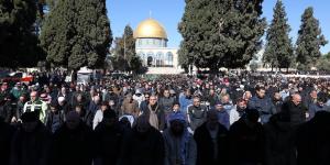 أكثر من 60 ألف فلسطيني يؤدون صلاة الجمعة في المسجد الأقصى