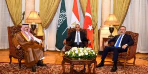 وزير
      الخارجية
      يعقد
      لقاءً
      ثلاثياً
      مع
      نظيريه
      السعودي
      والتركي..
      ماذا
      دار
      في
      الاجتماع؟