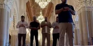جيانكارلو
      إسبوزيتو
      يصلي
      مع
      أبطال
      فيلم
      7Dogs
      بعد
      نطقه
      الشهادتين