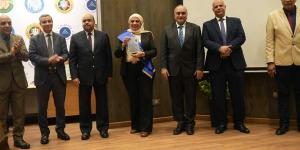 نائب وزير المالية يكرم الأمهات المثاليات والموظفين المتميزين ورواد العمل بالوزارة