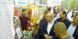 بالتعاون مع الغرفة التجارية.. محافظ الفيوم يفتتح معرض بيع السلع الغذائية بأسعار مخفضة