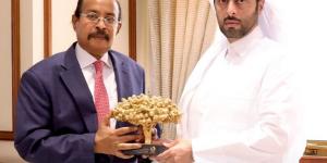 وزير البلدية يجتمع مع السفير الإريتري