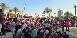 الجماهير المصرية تتحدي حرارة الطقس قبل مواجهة الأرجنتين بالمظلات (صور)