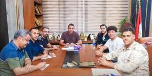 رئيس جامعة المنصورة الأهلية يكرم المتفوقين رياضيًا ويهديهم منحًا دراسية