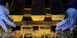 الذهب يرتفع بدعم ضعف الدولار وتراجع توقعات رفع الفائدة الأمريكية