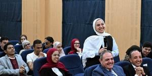 طالبة من أوائل الثانوية تسأل عن الطبقة المتوسطة.. ومدبولي يكشف ما ينتظرها