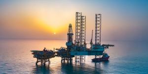 النفط يرتفع بأكثر من 2% عند التسوية