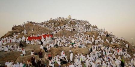 الحجاج يتوافدون إلى صعيد عرفات لأداء الركن الأعظم من فريضة الحج