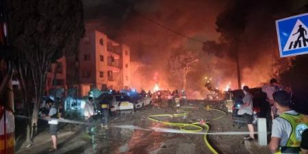 ليلة مشتعلة.. عشرات الصواريخ الإيرانية تضرب إسرائيل وحرائق في حيفا وتل أبيب (فيديو)