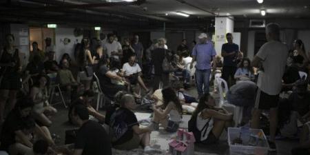 (فيديو) حارس إسرائيلي يمنع فلسطينياً من دخول ملجأ أثناء القصف الإيراني ويدخل امرأة إسرائيلية