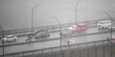 مصر: أمطار غزيرة تفاجئ القاهرة والجيزة رغم ارتفاع درجات الحرارة
