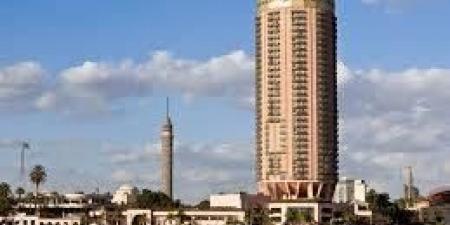 «بسبب سيجارة».. نشوب حريق في فندق نايل تاور وسط القاهرة