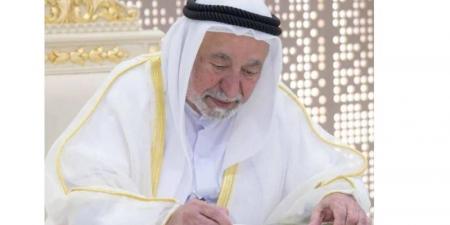 حاكم الشارقة يعزي خادم الحرمين في وفاة والدة عبدالله بن سعود