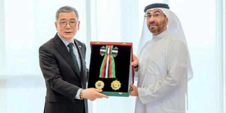 محمد بن زايد يمنح السفير الكوري وسام الاستقلال من الطبقة الأولى