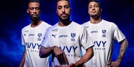 الهلال السعودي يستوحي أطقم الموسم الجديد من القمر وبيوت نجد