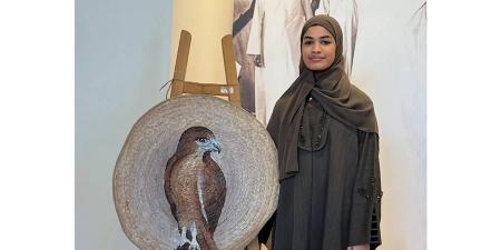 مهرة الحوسني.. مبدعة تحول كرب النخيل إلى لوحات