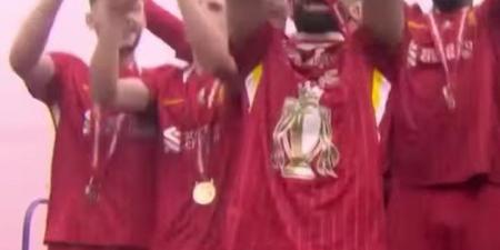 أحمد
سعد
يطرح
أغنية
فخر
العرب
المصري
ويهديها
لـ
محمد
صلاح|
تعرف
على
كلماتها