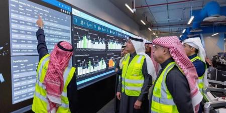 وزير النقل يتفقد حركة السفر والعمليات التشغيلية في مطار الملك خالد الدولي