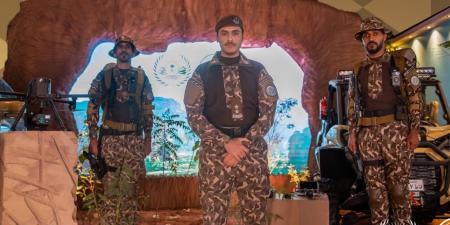 “الأمن
      البيئي”
      يستعرض
      “الفصيل
      الجبلي”
      في
      مهرجان
      الملك
      عبدالعزيز
      للإبل