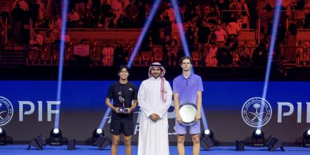 نائب
وزير
الرياضة
يتوّج
الأمريكي
تيين
بلقب
بطولة
الجيل
القادم
للتنس
2025