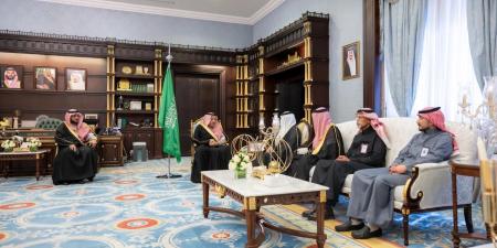 أمير
      منطقة
      الباحة
      يستقبل
      مدير
      عام
      فرع
      وزارة
      الصحة
      بالمنطقة