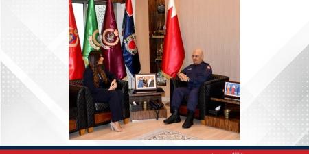 رئيس
      الشرطة
      يستقبل
      الرئيس
      التنفيذي
      لهيئة
      البحرين
      للسياحة
      والمعارض