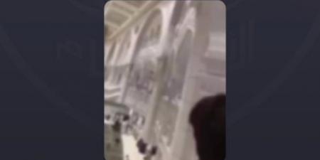 #عاجل
      ||
      القوة
      الخاصة
      لأمن
      المسجد
      الحرام
      تباشر
      حالة
      إلقاء
      شخص
      نفسه
      من
      الأدوار
      العلوية
      للمسجد
      الحرام
      وإصابة
      رجل
      أمن
      أثناء
      محاولة
      منعه