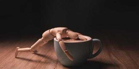 لعشاق "الشاي والقهوة".. الاستهلاك اليومي للكافيين يعيد تشكيل "طريقة عمل الدماغ"