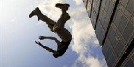 مريضه نفسيا.. تفاصيل فيديو لمحاولة إلقاء فتاة نفسها من شرفة المنزل