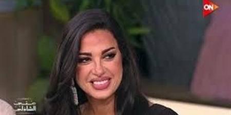 إلهام
وجدي:
ياسمين
عبد
العزيز
بتضيف
لأي
فنان
وبتخليه
ينور
جنبها