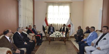 محافظ
بورسعيد
يشارك
الأقباط
احتفالات
عيد
القيامة
بالكنيسة
الإنجيلية
ويؤكد:
وحدة
المصريين
سر
قوة
الوطن