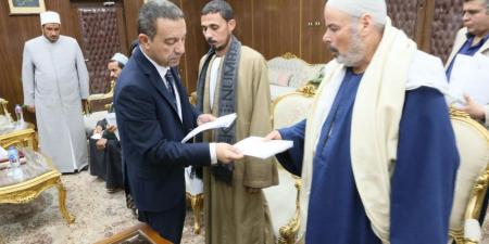 بالصور..
      محافظ
      المنوفية
      يسلم
      تعويضات
      مالية
      لأسر
      ضحايا
      طنوب